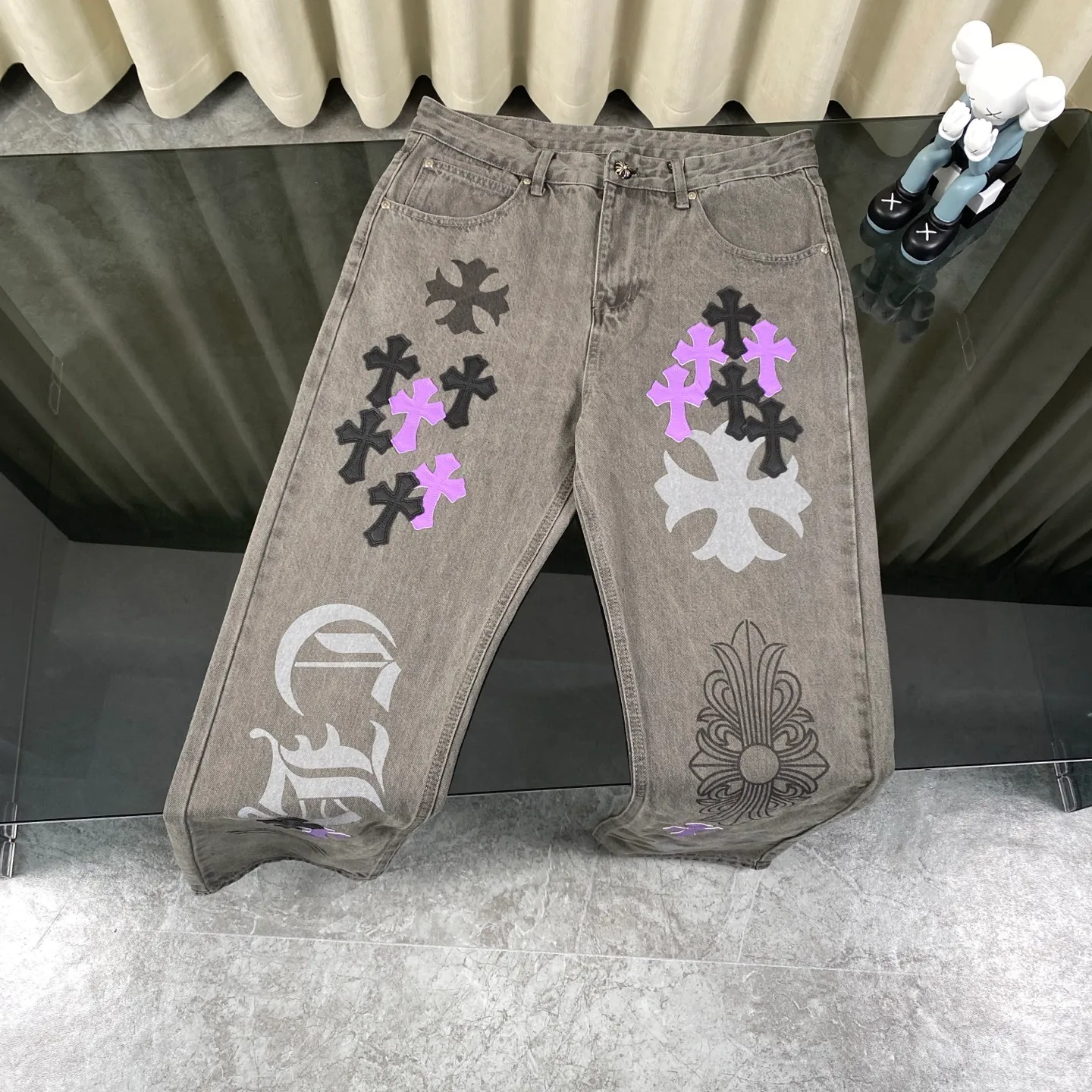 🅿️280 Chrome Hearts 24SS official website limited purple cow spray-painted graffiti patchwork leather jeans!  🛍️As an Online limited edition, it attracted a lot of attention as soon as it debuted. The black and purple cross-stitched leather design brings a cool and mysterious atmosphere, and every stitching shows a unique taste. The limited edition graffiti spray painting is casual and bold, just like wearing street art on your body, and you will never miss it when walking on the road.  Straight and loose fit, suitable for various body shapes, casual and cool online. Genderless design, both boys and girls can easily control it, easily create a super trendy feeling, and directly maximize the fashion expression!  Black and gray color 🔘, low-key but with hidden edge, perfect for versatility, whether paired with a simple white T-shirt or a personalized printed top, it can make you the focus of the street.  Size covers M-XXL (corresponding to sizes 30-36)